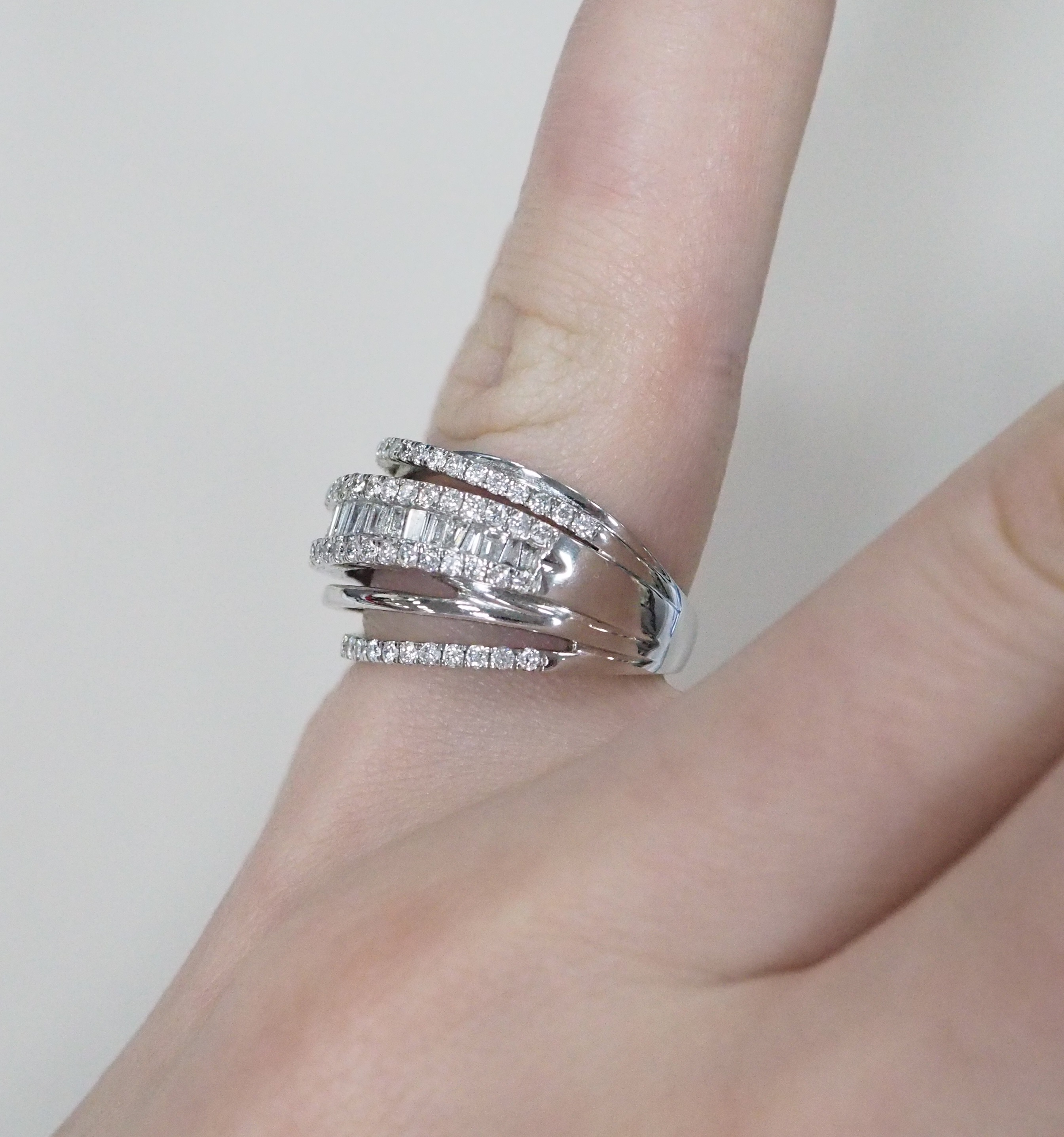 Кольцо из белого золота с бриллиантами